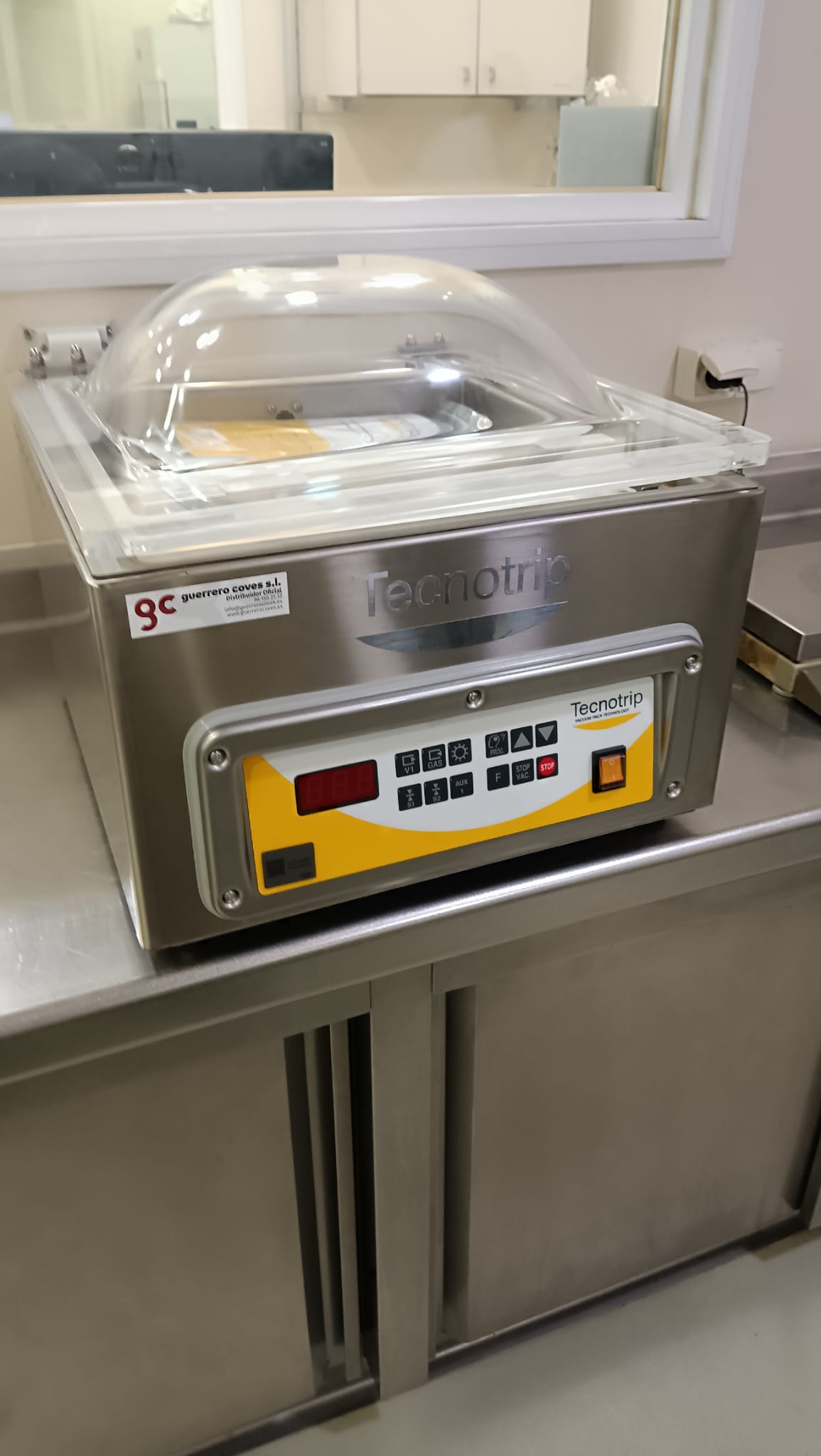 Técnico de Guerrero Coves reparando una máquina en el taller de Torrent