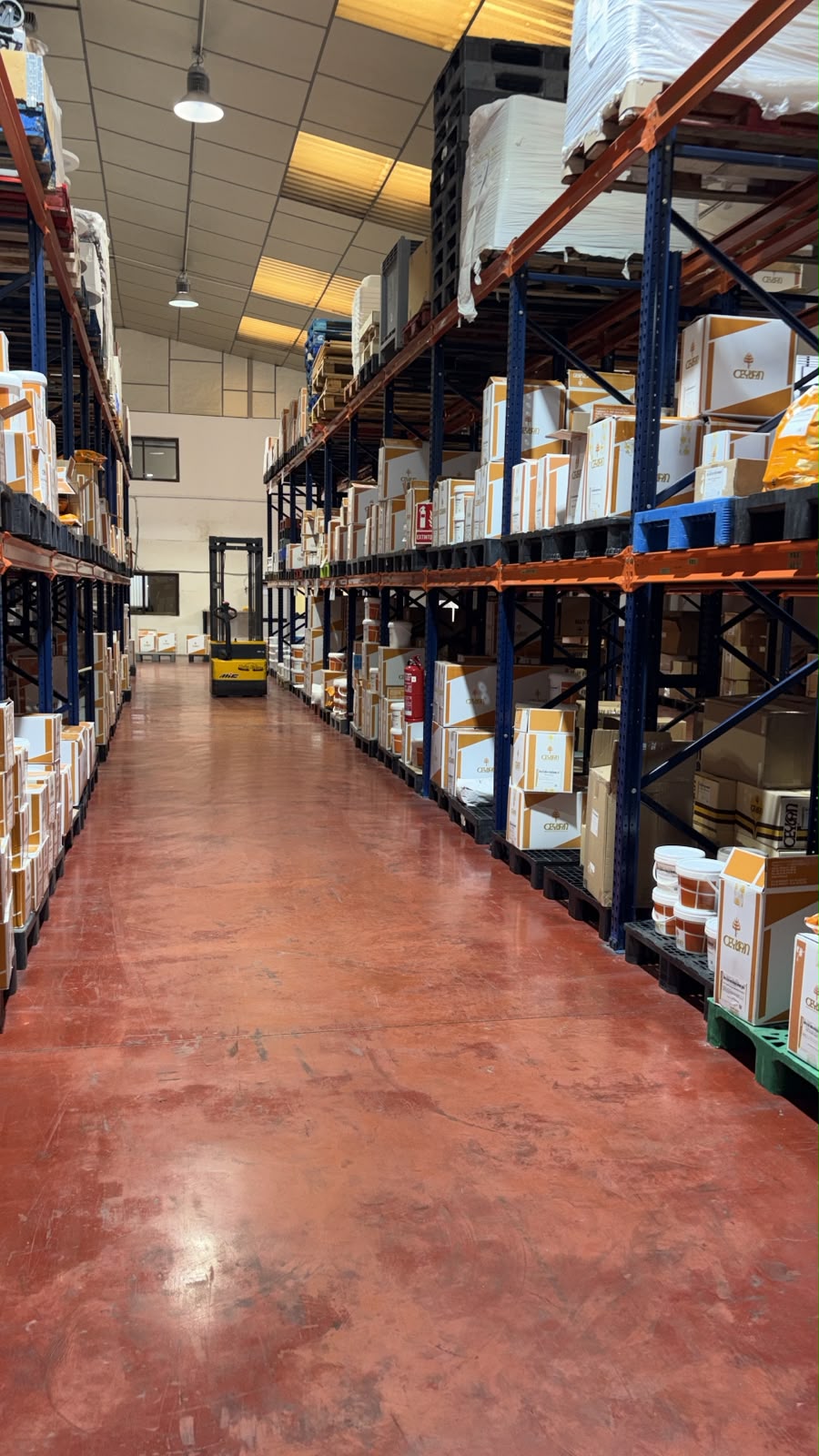 Interior del almacén de Guerrero Coves con estanterías de producto y carretilla