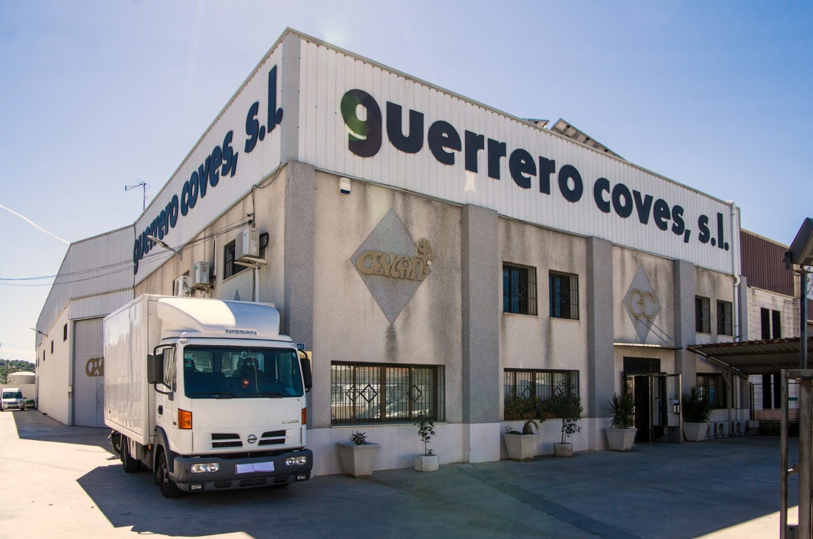 Acceso y fachada del almacén de guerrero coves para reconocer el edificio al llegar